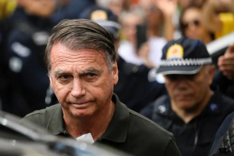2025-09-14T172119Z_1630398829_RC2TRGA5AELK_RTRMADP_3_BRAZIL-BOLSONARO_red