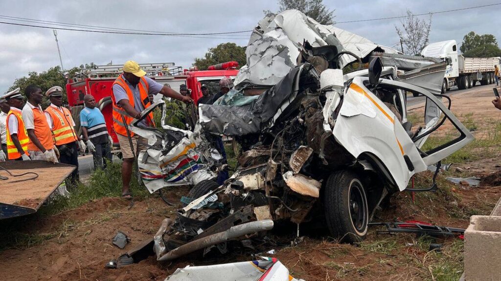 595117581_1352474810241761_6602510649369078446_n-edited-1024x576 COLISÃO ENTRE AUTOCARRO E “MINI-BUS” DEIXA VÍTIMAS NA MANHIÇA