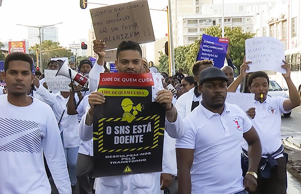 greve-medicos_mocambique2552303053712476681 Sistema Nacional de Saúde à Beira do Colapso: Profissionais Acusam Governo de Negligência em Moçambique