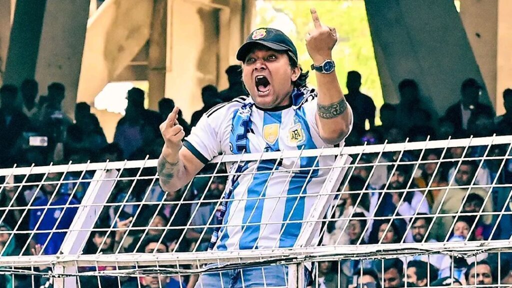 image_editor_output_image-672443756-17656955782805868444314442137052-1024x576 Frustração no Salt Lake Stadium: Visita Relâmpago de Lionel Messi à Índia Termina em Revolta de Fãs