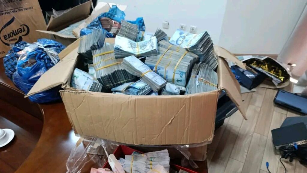 image_editor_output_image1066946906-17657054333446983617721577442904-1024x576 PGR Apreende Avultadas Somas de Dinheiro em Residência de Maputo e Investiga Rede de Crimes Financeiros