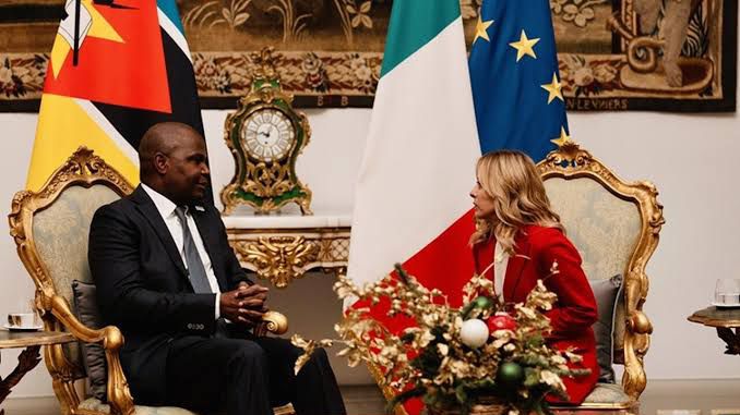 image_editor_output_image1944960728-17661293540095376270675482038619 O Encontro que Virou Manchete Global: Quando a Diferença de Altura Falou Mais Alto em Roma