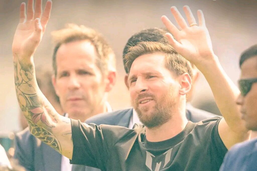 image_editor_output_image889149809-17656943244256231553228213055033-1024x683 Frustração no Salt Lake Stadium: Visita Relâmpago de Lionel Messi à Índia Termina em Revolta de Fãs