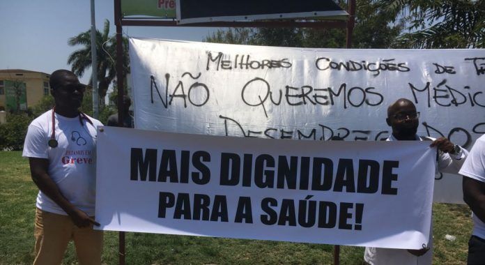 medicos324566619599631208 Sistema Nacional de Saúde à Beira do Colapso: Profissionais Acusam Governo de Negligência em Moçambique